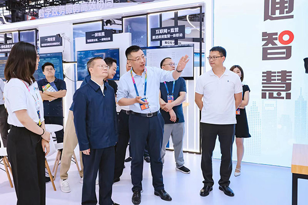 省委常委、市委书记胡忠雄胡忠雄书记参观软通智慧展厅0001.jpg